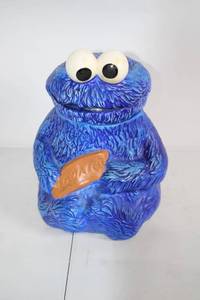 lot 9 image: Vintage Cookie Monster Ceramic Cookie Jar