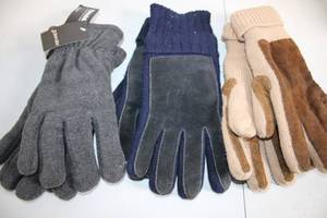 lot 21 image: Set of 3 Pairs of Winter Gloves - Assorted Styles