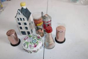 lot 30 image: Collection of Vintage Salt and Pepper Shakers