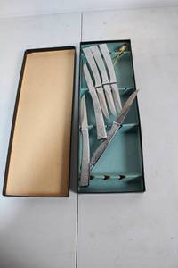 lot 46 image: Carvel Hall Set of 6 Steak Knives with Fork