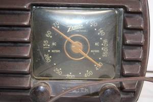 lot 64 image: Vintage Zenith Long Distance Tube Radio
