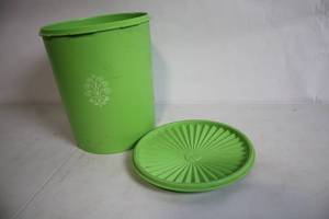lot 75 image: Large Green Plastic Bin with Lid - 18-inch Height