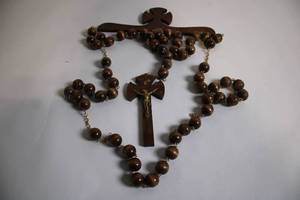 lot 100 image: Vintage Wooden Rosary with Carved Cross and Beaded Chain