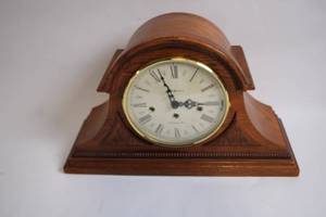 lot 122 image: Howard Miller Westminster Chime Mantle Clock