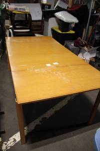lot 124 image: Extendable Wooden Dining Table with Light Finish