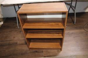 lot 125 image: Wooden Bookshelf with Adjustable Shelves