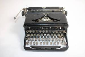 lot 152 image: Vintage Royal Manual Typewriter - Black