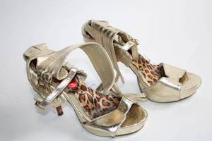 lot 162 image: Womens Gold Metallic Heeled Sandals Size 7