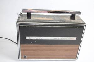 lot 169 image: Vintage Electro-Brand Solid State World Ranger Radio