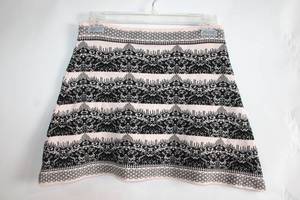 lot 208 image: Womens Black and White Patterned Skirt