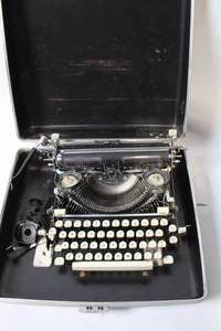 lot 289 image: Vintage Royal Typewriter in Hard Case