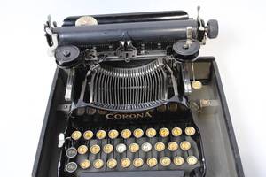 lot 307 image: Vintage Corona Typewriter with Original Case