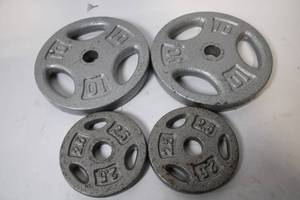 lot 322 image: Set of 4 Cast Iron Weight Plates - 25 lbs Total