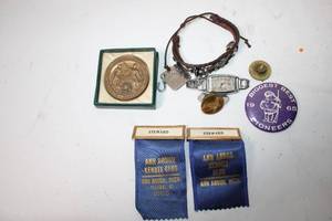 lot 328 image: Collection of Vintage Ann Arbor Kennel Club Ribbons and Memorabilia