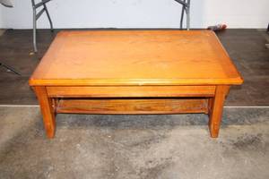 lot 372 image: Mission Style Oak Lift-Top Coffee Table with Storage