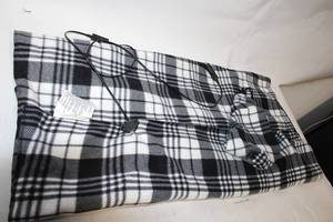 lot 405 image: Heated Black and White Plaid Blanket with Power Cord
