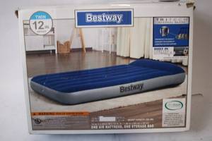 lot 462 image: Bestway Twin 12 Inch Height Air Mattress with Built-in Pump