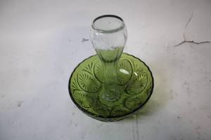 lot 464 image: Green Glass Bowl with Decorative Centerpiece