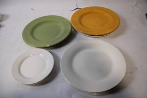 lot 479 image: Set of 6 Assorted Color Ceramic Dinner Plates