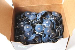 lot 490 image: Box of 245 Grip Fast 1-12 Plastic Cap Nails
