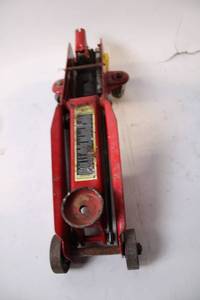 lot 495 image: Used Red Hydraulic Floor Jack