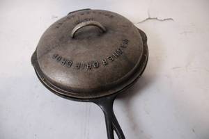 lot 497 image: Vintage Wagner Drip Drop Skillet with No. 10 Cover