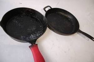 lot 498 image: Set of 2 Cast Iron Skillets