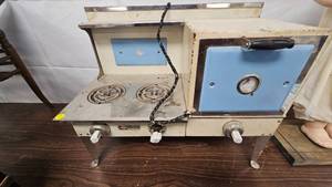 lot 8 image: Empire, Metal Ware Co, Toy Oven, Good Shape, Cord needs Repair