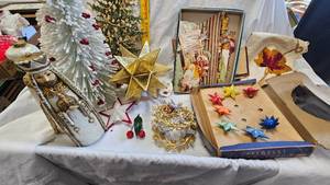 lot 22 image: Vintage Christmas Lot