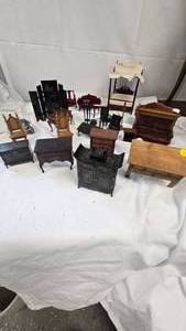 lot 33 image: Assorted Lot of Dollhouse Furniture