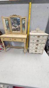 lot 34 image: Toy Dresser and Vanity, good Shape