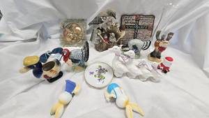 lot 45 image: Assorted Vintage Figurines, Duck Planter