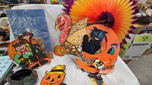lot 52 image: Halloween Lot with many vintage Decorations