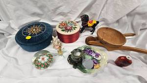lot 76 image: Paperweight and Vintage Misc
