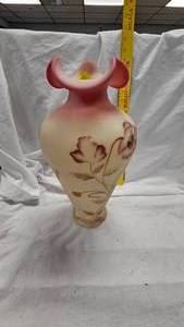 lot 123 image: Fenton Vase