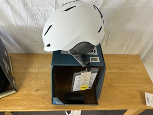lot 80 image: Bluesky Snow Helmet Large