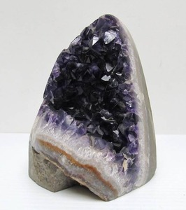 lot 21 image: Gorgeous Genuine Amethyst Geode