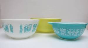 lot 33 image: 3 Vintage PYREX Bowls