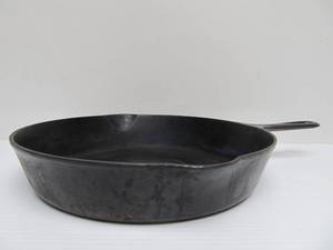 lot 50 image: Old Vintage GRISWOLD No. 8 Cast Iron Skillet - 704H #1