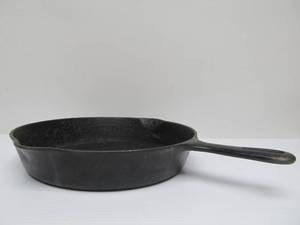 lot 51 image: Old Vintage GRISWOLD No. 8 Cast Iron Skillet - 704H #2