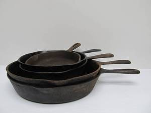 lot 52 image: Nice Lot of 5 Vintage WAGNER Cast Iron SKillets