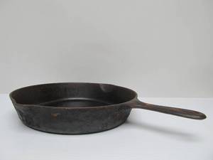 lot 53 image: Old Vintage GRISWOLD No. 8 Cast Iron Skillet - 704H #3