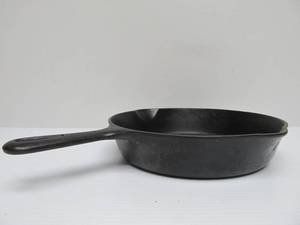 lot 54 image: Old Vintage GRISWOLD No. 6 Cast Iron Skillet - 699