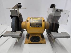 lot 98 image: Working DEWALT Model DW758 Bench Grinder