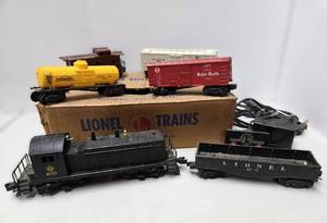 lot 110 image: Vintage LIONEL O Gauge Train Set wBox