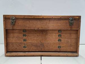 lot 118 image: Very Nice Vintage Carpenters Tools Chest FULL of Old Wood Carving Tools Chisels etc #2