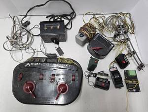 lot 125 image: Group of Vintage AMERICAN FLYER Transformers & Other Items 