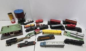 lot 126 image: Large Estate Lot of Old Vintage AMERICAN FLYER Trains & Accessories
