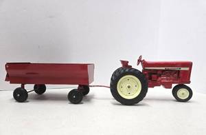 lot 129 image: Old Vintage Ertl INTERNATIONAL Tractor wTrailer 