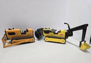 lot 130 image: 2 Vintage TONKA Metal Construction Vehicles